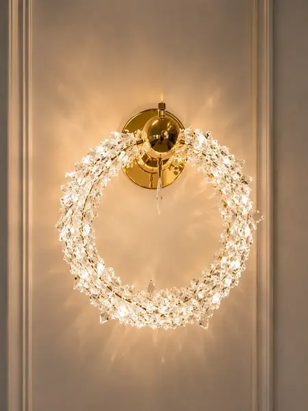 Zbliżenie na materiał Kinkietu Kryształowego ICE ROUND, podkreślające jego luksusowy charakter. Oferta Primavera Home.