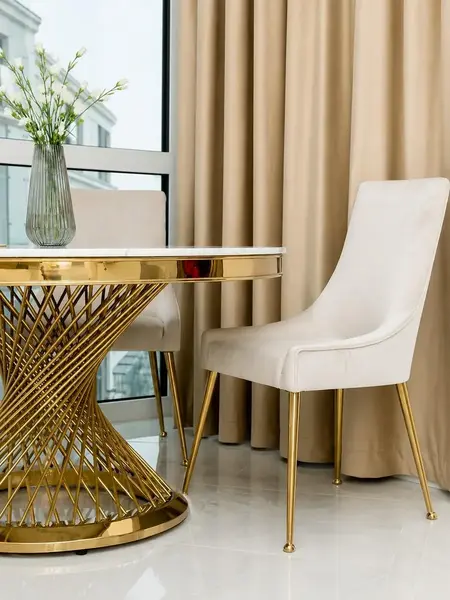 Zbliżenie na detal wykończenia krzesła, które zachwyca eleganckim wyglądem od Primavera Home.