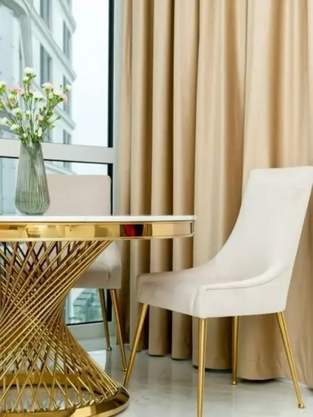 Perspektywiczne ujęcie krzesła, które doskonale wpisuje się w styl hamptons od Primavera Home.