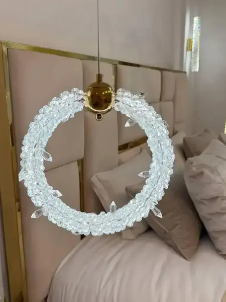 Lampa Wisząca Kryształowa Złota ICE XS w jasnym wnętrzu, tworzącym przyjemną atmosferę z Primavera Home.