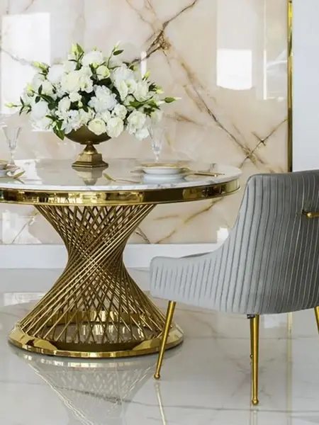 Ekspozycja w showroomie z designerskim krzesłem tapicerowanym, które zachwyca swoim glamour stylem, od Primavera Home.
