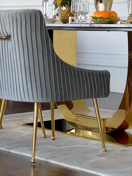Designerskie krzesło tapicerowane w jasnym wnętrzu, które podkreśla jego nowoczesny i glamour styl, od Primavera Home.