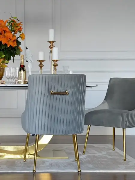 Widok z góry na designerskie krzesło tapicerowane, z kołatką, które łączy w sobie elegancję i funkcjonalność od Primavera Home.