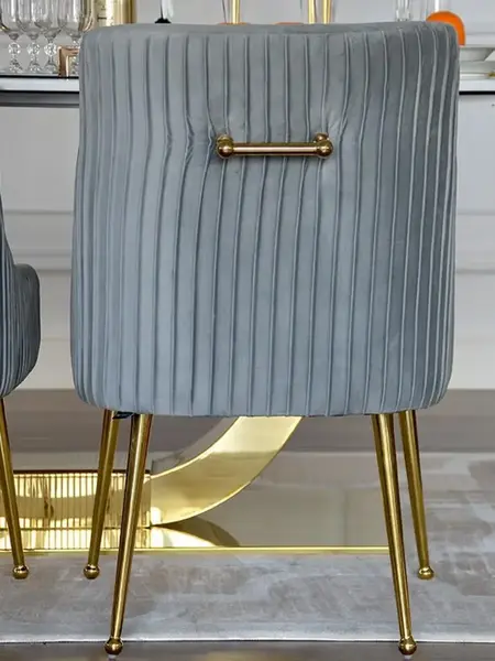 Połączenie widoku z przodu i boku na designerskie krzesło tapicerowane z kołatką, dostępne od Primavera Home.