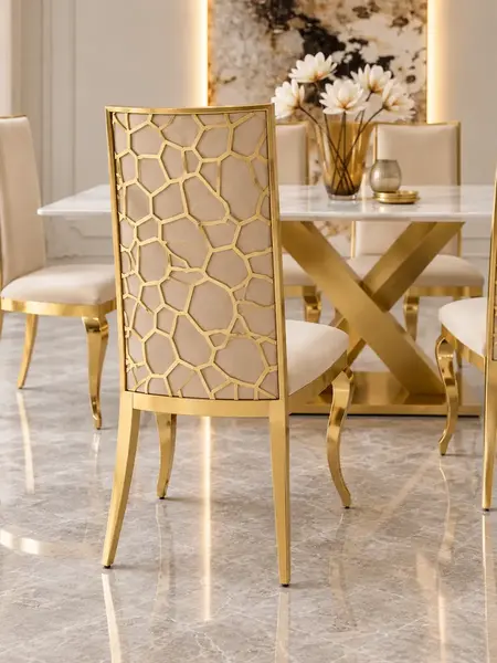 Aranżacja nowoczesnego wnętrza z krzesłem glamour VITA złote beżowe do jadalni. Ekspozycja w salonie od Primavera Home.