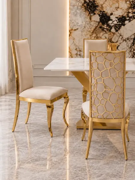 Krzesło glamour VITA złote beżowe do jadalni w ujęciu z przodu. Ekspozycja w salonie od Primavera Home.
