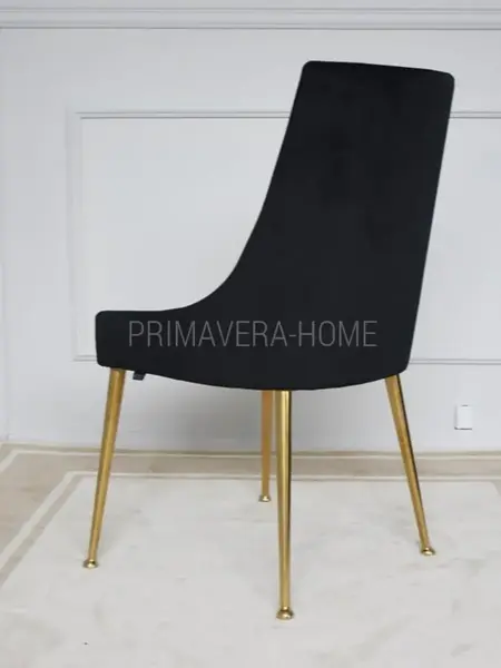 Krzesło ustawione przy elegancko nakrytym stole, gotowe na przyjęcie gości od Primavera Home.