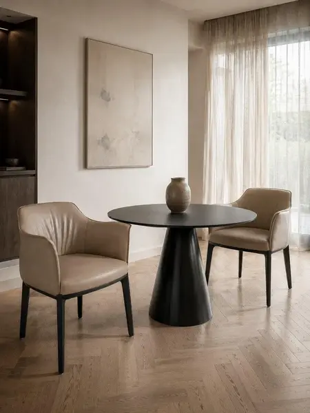 Designerskie krzesło drewniane do jadalni w stylu nowoczesnym MODERN w ujęciu z przodu. Oświetlenie na zamówienie od Primavera Home.