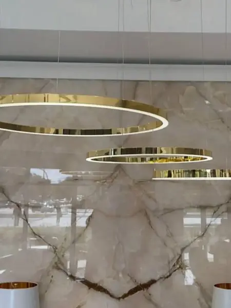 Caly zestaw aranżacyjny z lampą glamour led GALASSIA okrągła z połyskiem ringi, regulowana, nowoczesna, loft do salonu złota OUTLET. Oświetlenie od Primavera Home.