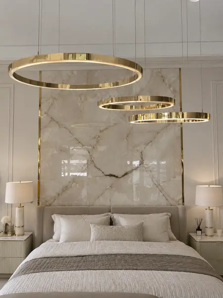 Aranżacja nowoczesnego wnętrza z lampą glamour led GALASSIA okrągła z połyskiem ringi, regulowana, nowoczesna, loft do salonu złota OUTLET. Oświetlenie od Primavera Home.