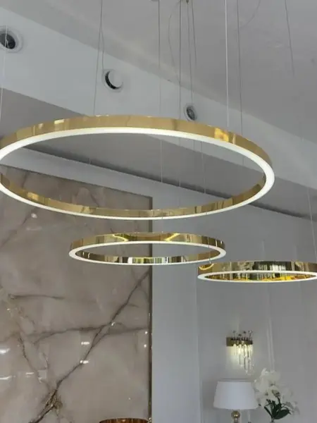 Widok z góry na lampę glamour led GALASSIA okrągła z połyskiem ringi, regulowana, nowoczesna, loft do salonu złota OUTLET. Meble na zamówienie od Primavera Home.