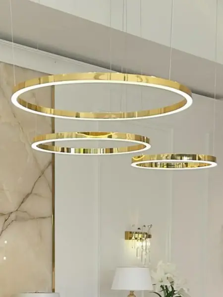 Lampa glamour led GALASSIA okrągła z połyskiem ringi, regulowana, nowoczesna, loft do salonu złota OUTLET w ujęciu z przodu. Oświetlenie na zamówienie od Primavera Home.