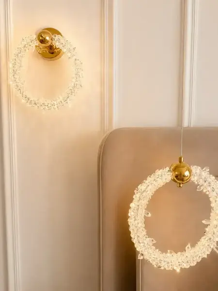 Lampa Wisząca Kryształowa Złota ICE XS w ekspozycji w showroomie, pokazująca nowoczesne podejście do oświetlenia od Primavera Home.