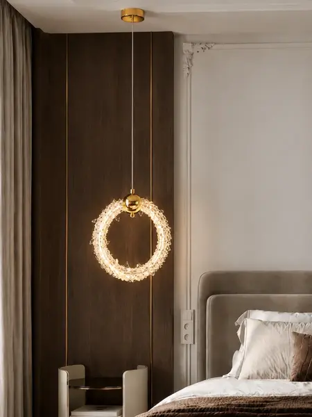 Lampa Wisząca Kryształowa Złota ICE XS w pięknej aranżacji sypialni, doskonały wybór od Primavera Home.