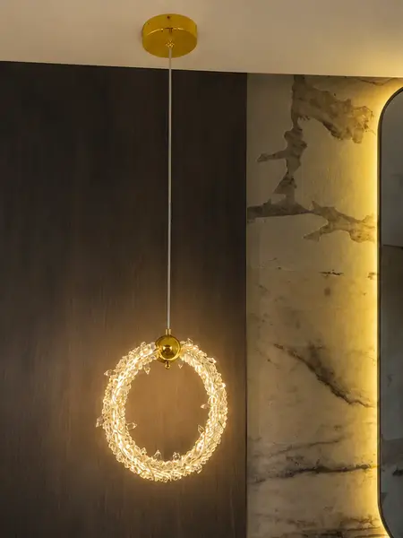 Lampa Wisząca Kryształowa Złota ICE XS w pełnym zestawie, rewelacyjnie uzupełniająca wystrój od Primavera Home.