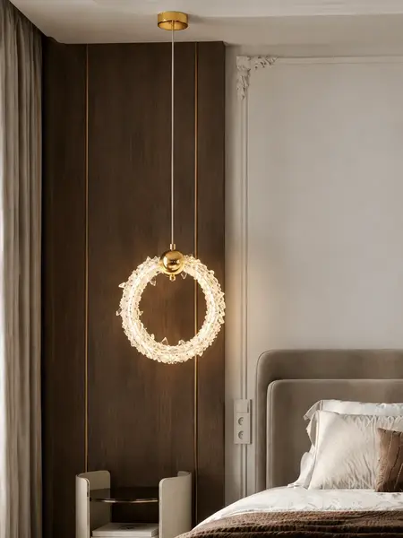 Lampa Wisząca Kryształowa Złota ICE XS w ekspozycji w salonie, podkreślająca styl wnętrza z oferty Primavera Home.