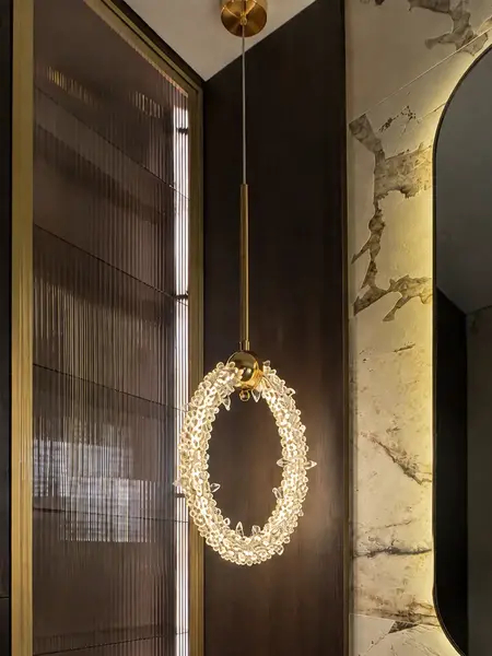 Lampa Wisząca Kryształowa Złota ICE XS z boku, idealnie wkomponowana w aranżację nowoczesnego wnętrza z kolekcji Primavera Home.