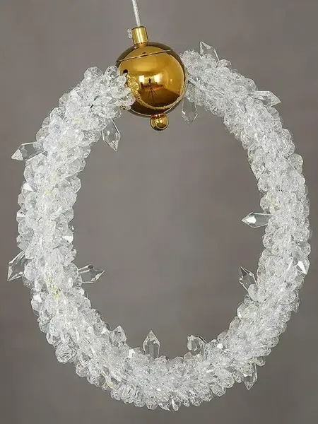 Lampa Wisząca Kryształowa Złota ICE XS nad stołem w eleganckiej aranżacji, stworzona przez Primavera Home.
