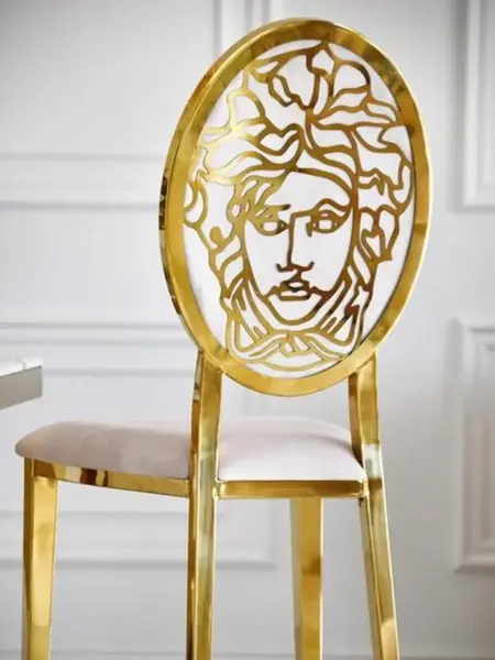 Hoker MEDUSA Glamour w jasnym wnętrzu. Detal wykończenia od Primavera Home.