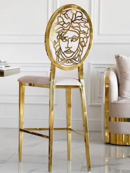 Hoker MEDUSA Glamour w ujęciu z przodu. Ekspozycja w salonie z meblami na zamówienie od Primavera Home.