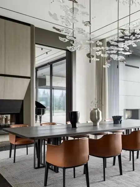 Widok od dołu na designerskie krzesło MODERN, zwracające uwagę na detale. Meble na zamówienie od Primavera Home.