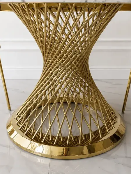 Zastosowanie Ekskluzywnego Okrągłego Stołu Antonio 130 cm w nowoczesnej jadalni od Primavera Home.
