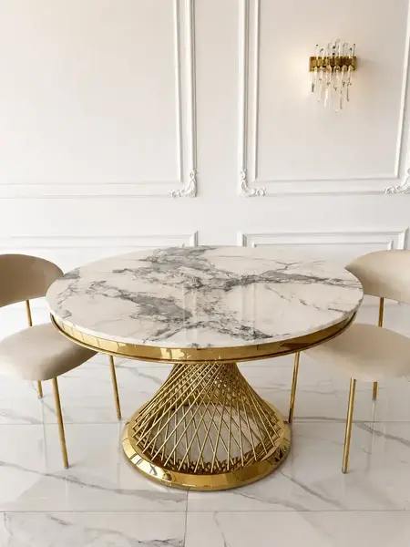 Stylowa aranżacja wykorzystująca Ekskluzywny Okrągły Stół Antonio 130 cm od Primavera Home.