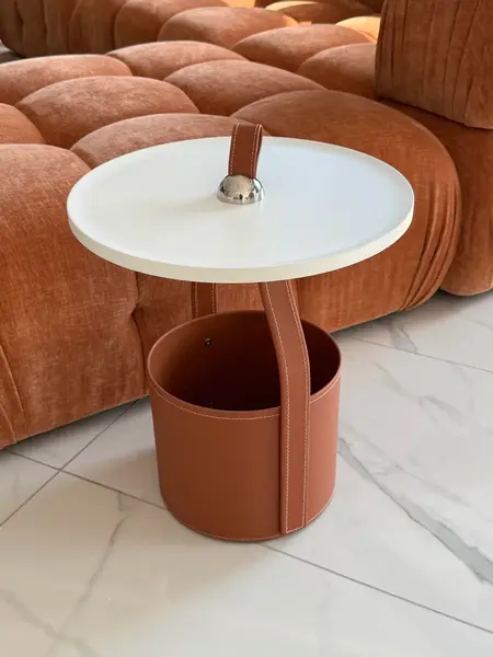 Zbliżenie od dołu na nogi stolika kawowego Tavolino, idealny do stylowego salonu, meble od Primavera Home.