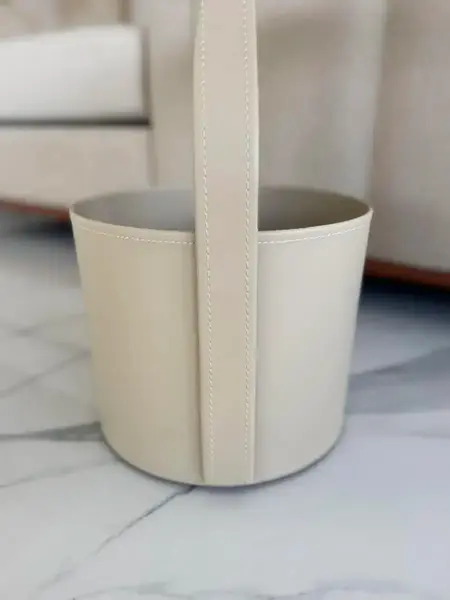 Widok z góry na stolik kawowy, podkreślający jego design w kontekście aranżacji nowoczesnego wnętrza od Primavera Home.