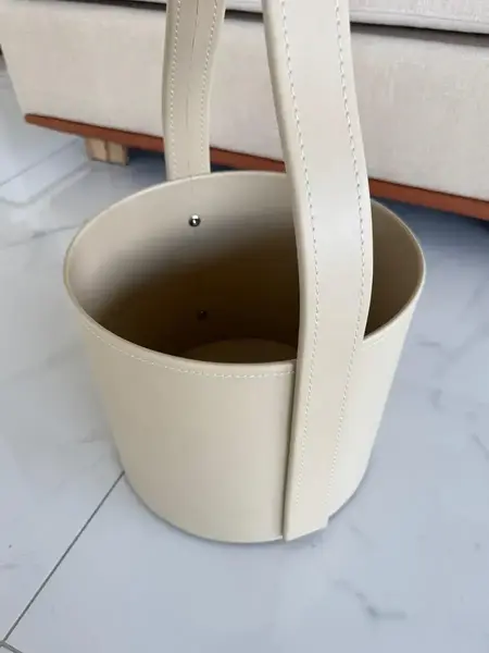 Stolik kawowy jako element eleganckiej kombinacji, w nowoczesnym wnętrzu od Primavera Home.