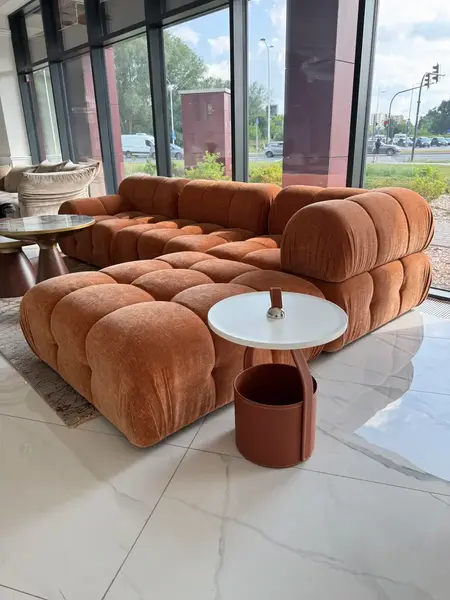 Perspektywa stolika kawowego z ekosóry Tavolino, będącego częścią eleganckiej ekspozycji w salonie od Primavera Home.