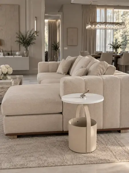 Stolik kawowy umieszczony w eleganckiej aranżacji w salonie, podkreślającej nowoczesny styl od Primavera Home.