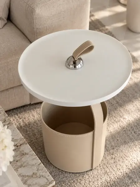 Stolik kawowy w designerskim wnętrzu, eksponujący nowoczesność i funkcjonalność od Primavera Home.