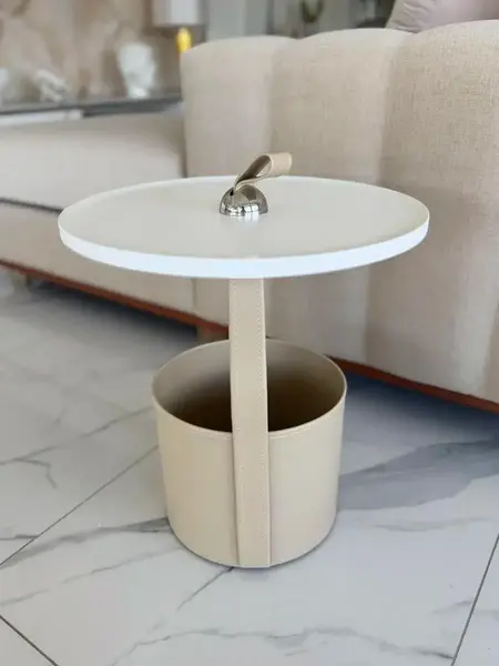 Minimalistyczna aranżacja z wykorzystaniem stolika kawowego, ujawniająca jego elegancki charakter od Primavera Home.