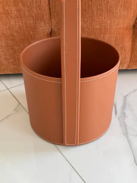 Widok z boku na stolik kawowy z ekosóry Tavolino, doskonały do aranżacji nowoczesnego wnętrza w ofercie Primavera Home.