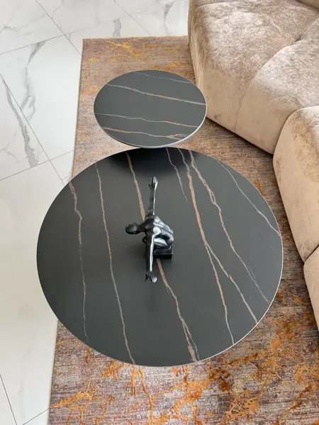 Stylowa aranżacja Stolik kawowy TWEEN BLACK w nowoczesnym salonie. Meble na zamówienie od Primavera Home.