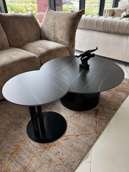 Stolik kawowy TWEEN BLACK z perspektywy boku pokazujący jego elegancką linię. Aranżacja nowoczesnego wnętrza od Primavera Home.