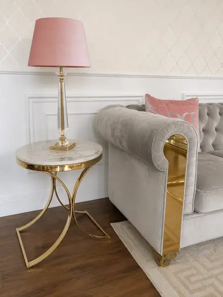Stolik pomocniczy boczny w stylu glamour widoczny z boku. Szczegółowy detal wykończenia od Primavera Home.