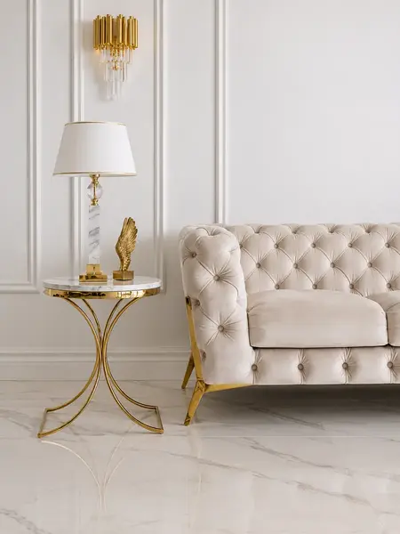 Zbliżenie na powierzchnię blatu stolika nocnego w stylu glamour. Meble na zamówienie od Primavera Home.