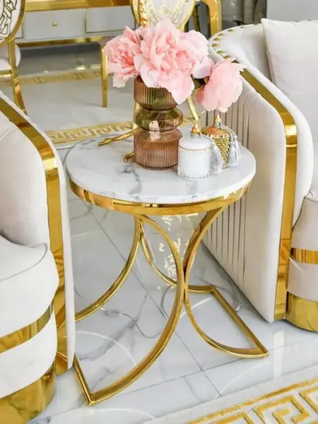 Nowoczesna aranżacja w salonie z wykorzystaniem stolika pomocniczego w stylu glamour. Ekspozycja od Primavera Home.