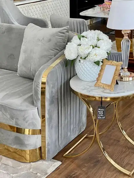 Zbliżenie na stal nierdzewną złotą wykorzystaną w stoliku pomocniczym w stylu glamour. Detail wykończenia od Primavera Home.