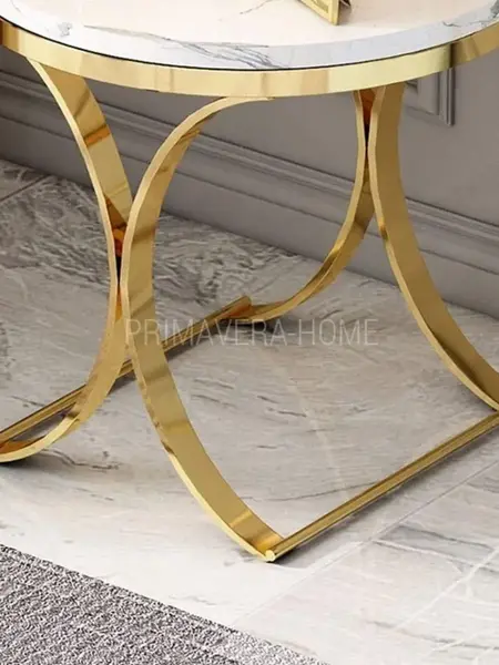 Ekspozycja stolika pomocniczego bocznego w stylu glamour w showroomie. Detail wykończenia od Primavera Home.