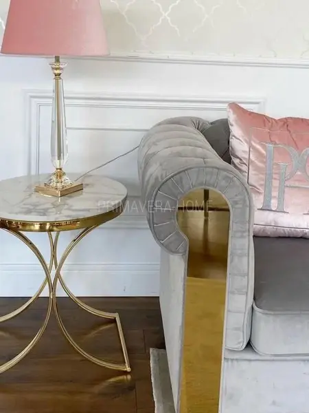 Widok z góry na stolik pomocniczy boczny w stylu glamour. Ekspozycja w salonie od Primavera Home.