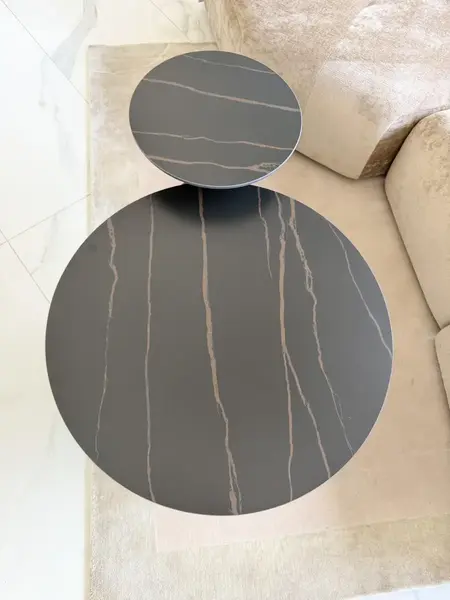 Szczegółowy widok na elementy konstrukcyjne Stolik kawowy TWEEN BLACK. Ekspozycja w salonie od Primavera Home.