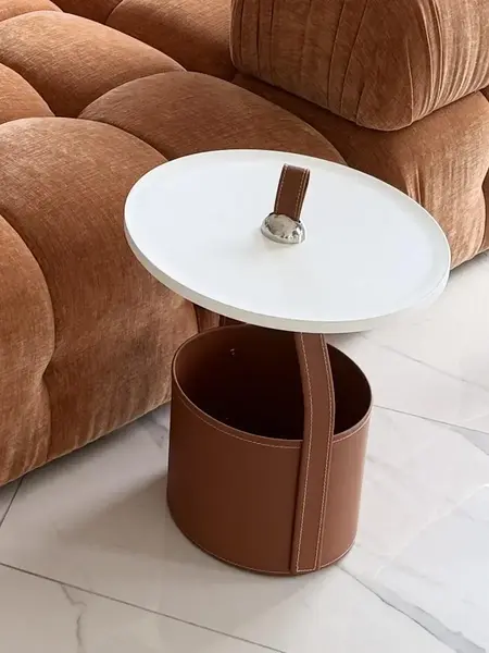 Stylizacja stolika kawowego Tavolino z książką, idealna do relaksu w nowoczesnym wnętrzu, meble od Primavera Home.