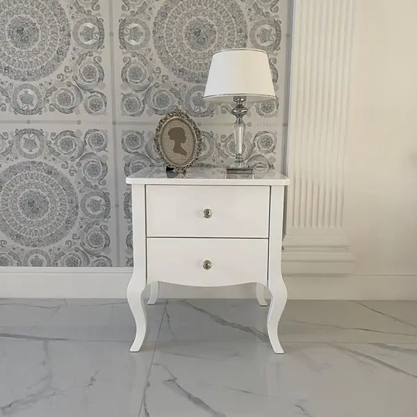 Biała szafka nocna w stylu glamour