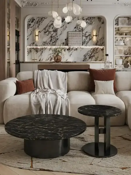 Stolik kawowy TWEEN BLACK stylizowany na tle roślinności. Ekspozycja w salonie od Primavera Home.