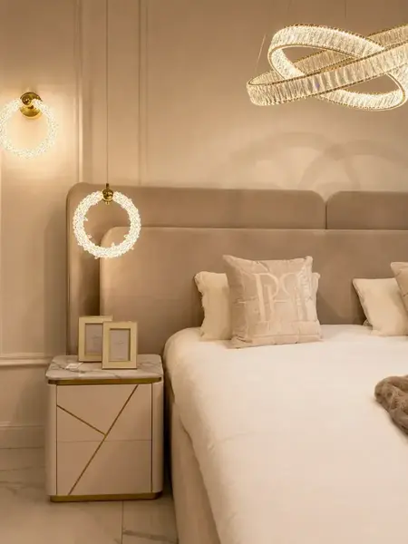 Lampa Wisząca Kryształowa Złota ICE XS w przytulnym saloniku, doskonale pasująca do całości od Primavera Home.