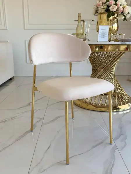 Designerskie Krzesło Julia – Złoto i Beż w otoczeniu naturalnych elementów. Detal wykończenia od Primavera Home.