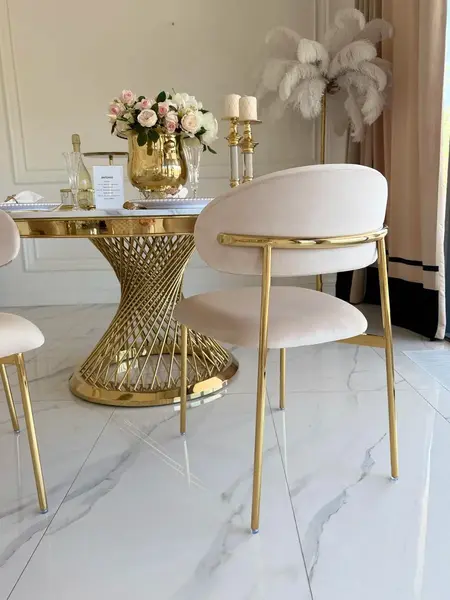 Designerskie Krzesło Julia – Złoto i Beż widok z góry, ukazujące jego elegancję. Detal wykończenia od Primavera Home.